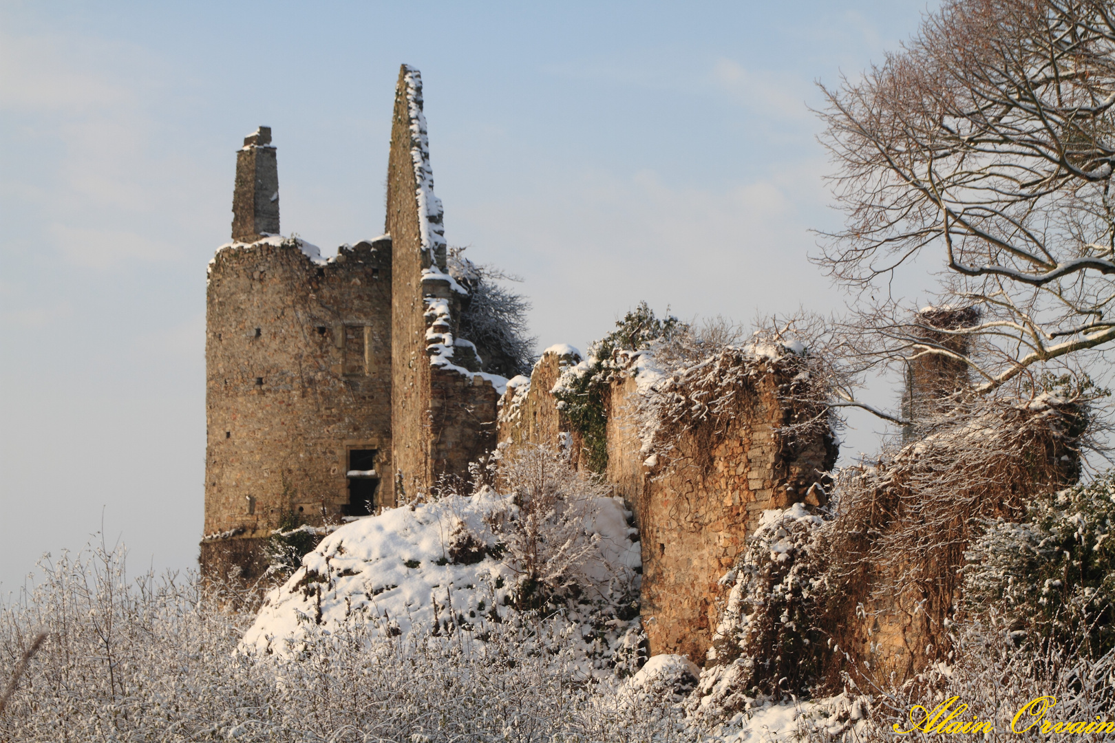 Château de la riviére dans son manteau neigeux