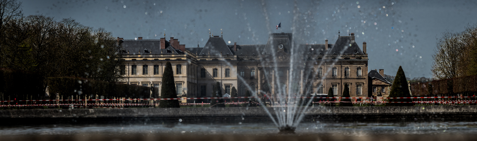 Château de Lunéville au travers du jet d'eau de son Parc