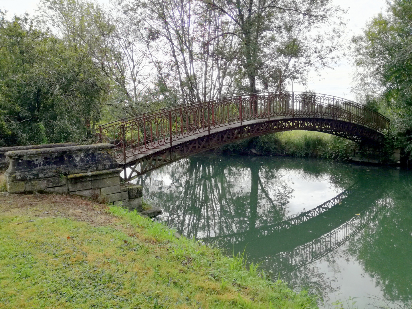 Château de Lussac .... le pont pour rejoindre les champs