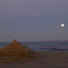 Château de sable et lune de Mer