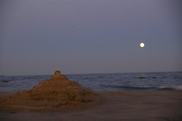 Château de sable et lune de Mer