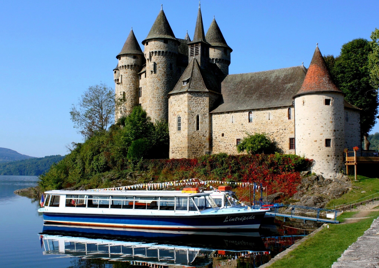 Château de Val Balade sur le Lac Chambon