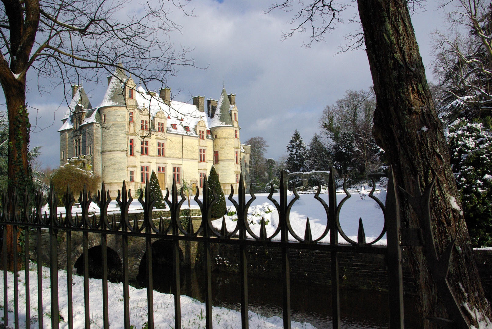 Château des Ravalet sous la neige