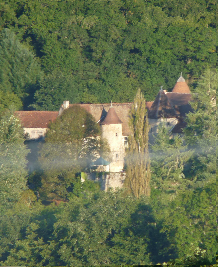 Château vallée de la Creuse le matin avec une petite brume.