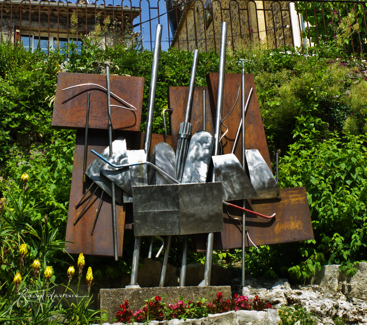 Châteaudouble... une sculpture insolite