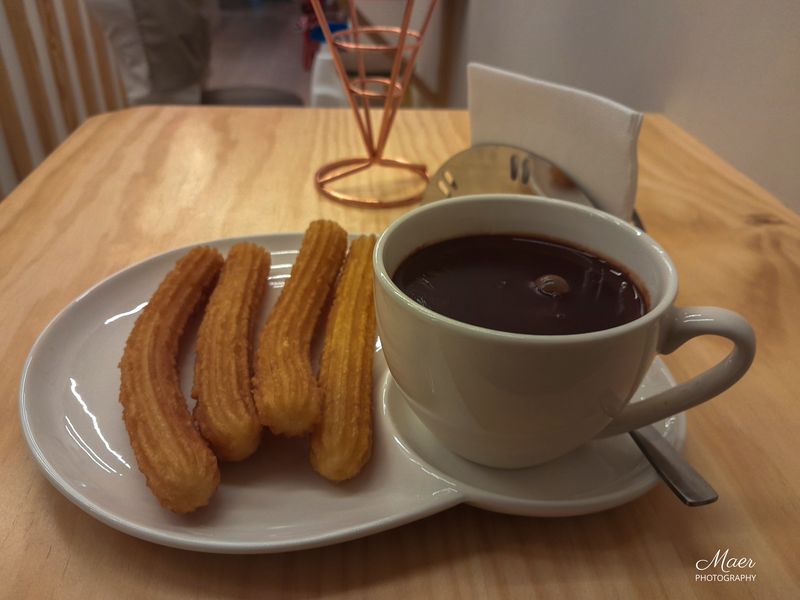 Churros con chocolate.