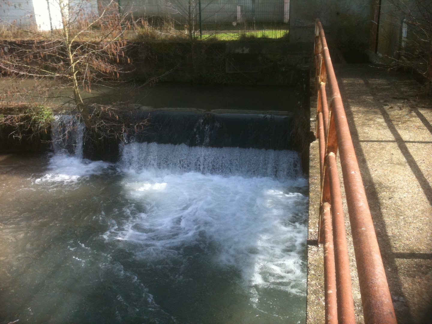 chute d'eau en ville