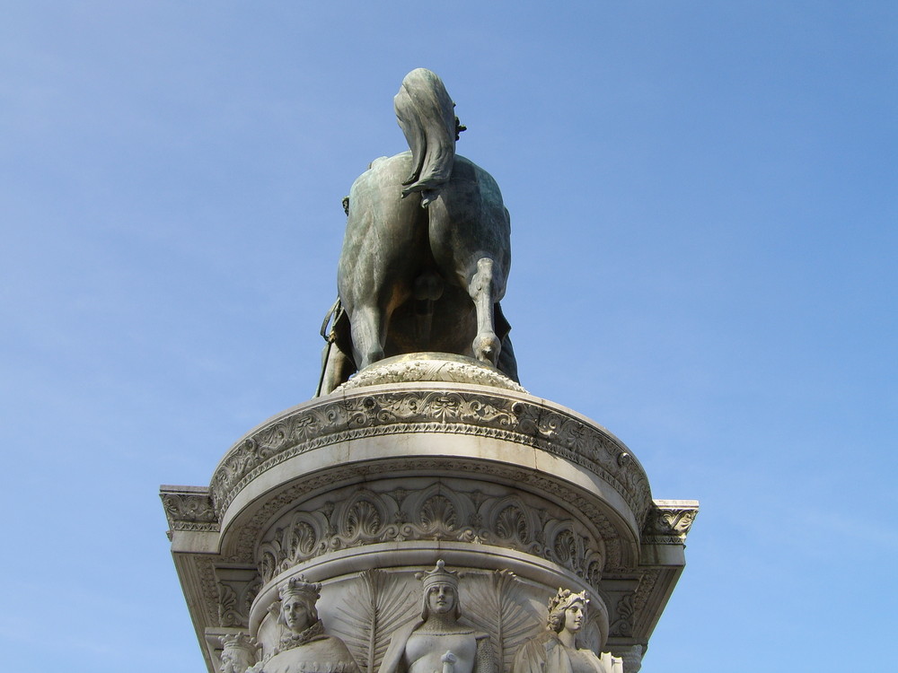 Ciao, Silvio! Cordiali saluti -Vittorio Emanuele