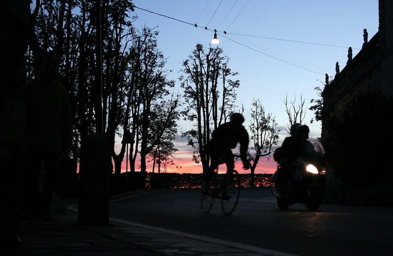 ciclista di notte