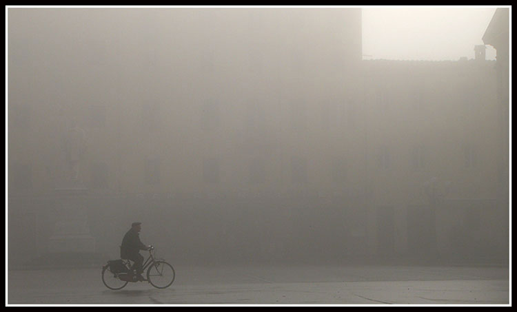 Ciclista nella nebbia