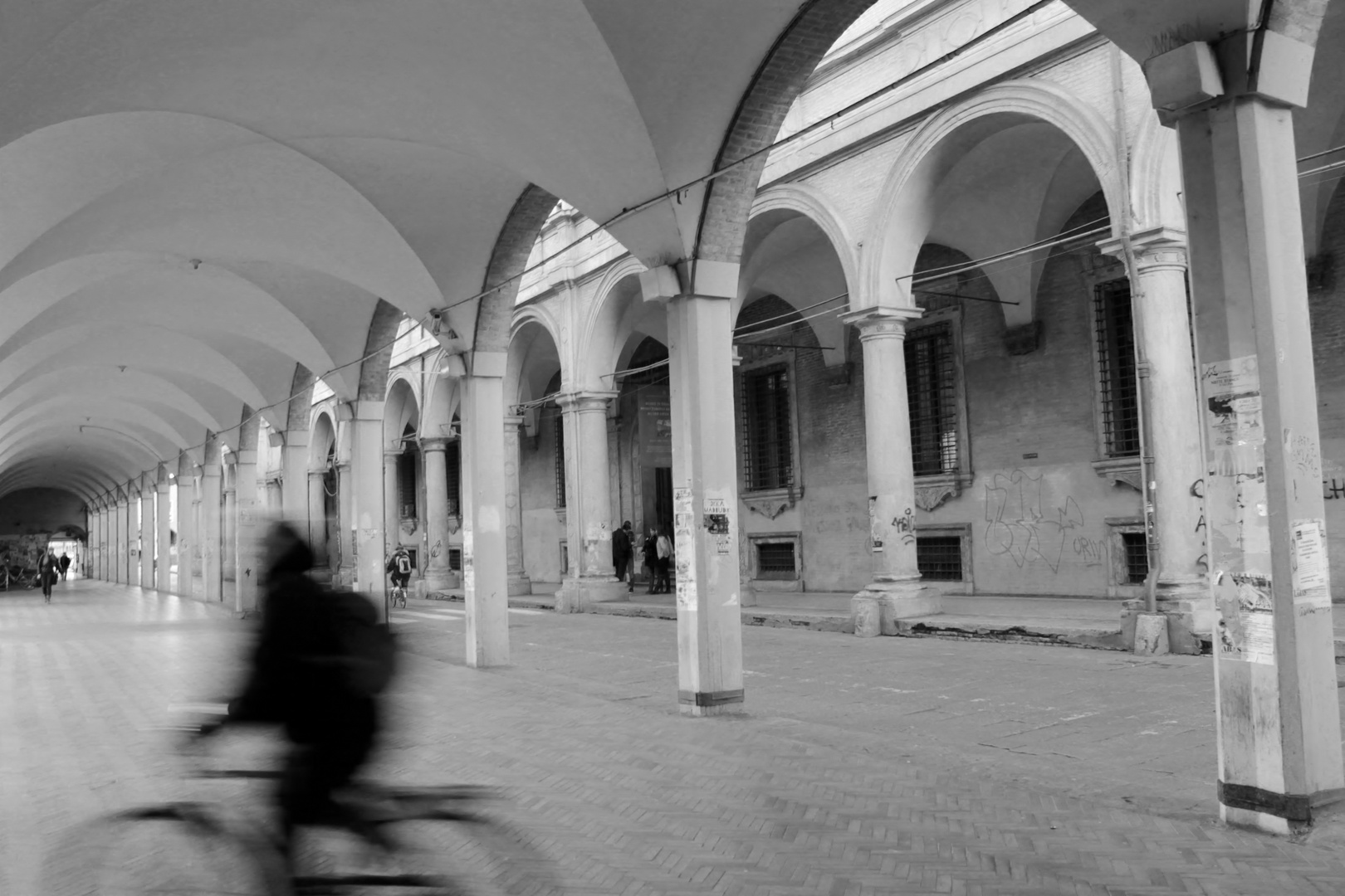 Ciclista sotto al portico