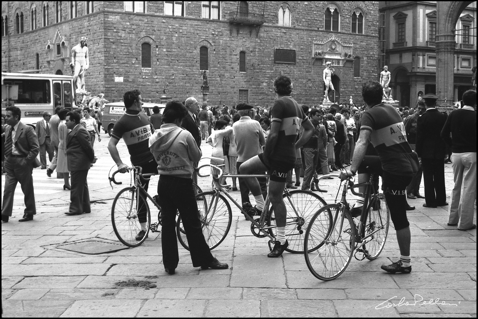 Ciclisti assistono al passaggio della manifestazione