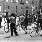 Ciclisti assistono al passaggio della manifestazione