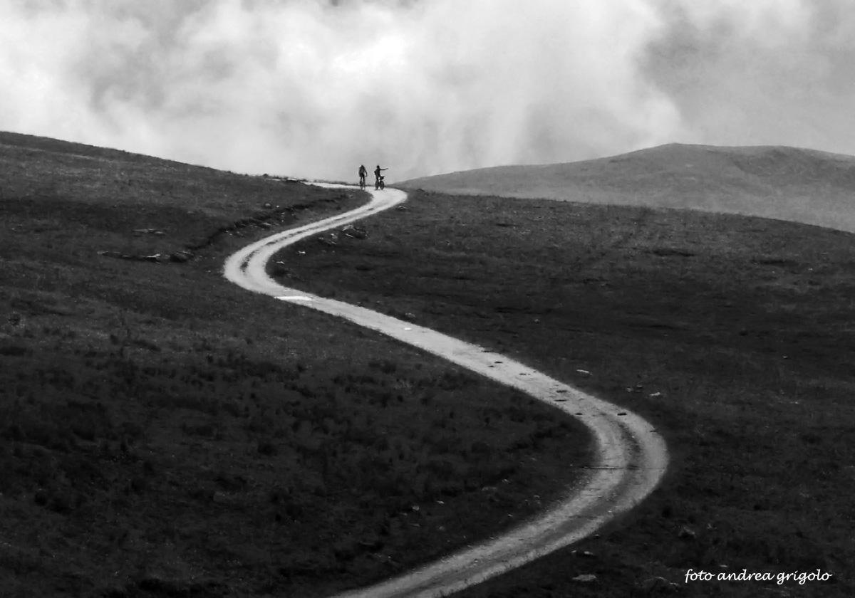 Ciclisti tra le curve