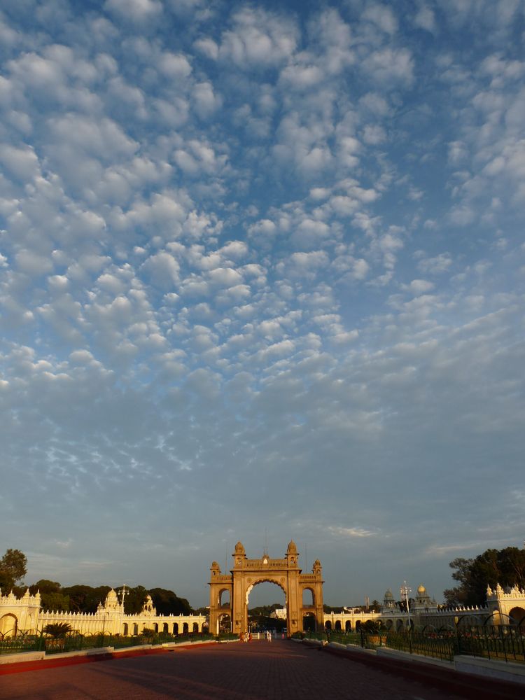 Ciel accueillant devant la porte du Palais du Maharadja
