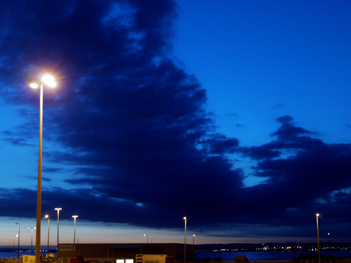 ciel bleu électrique.