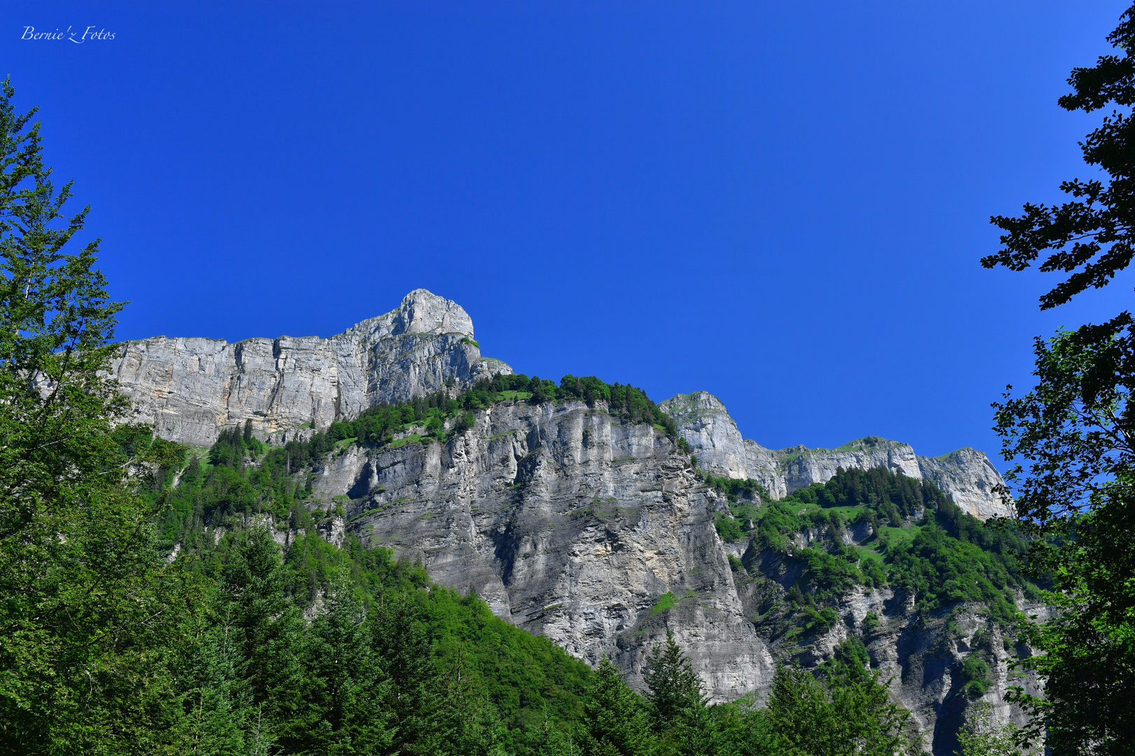 Ciel bleu sur la montagne