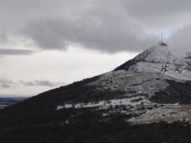 Ciel bleu sur l'antenne du Puy-de-Dôme