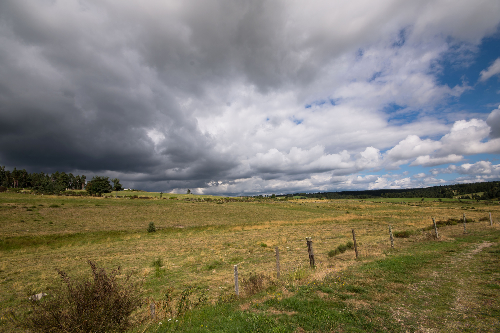 Ciel d'orage sur la Margeride -1