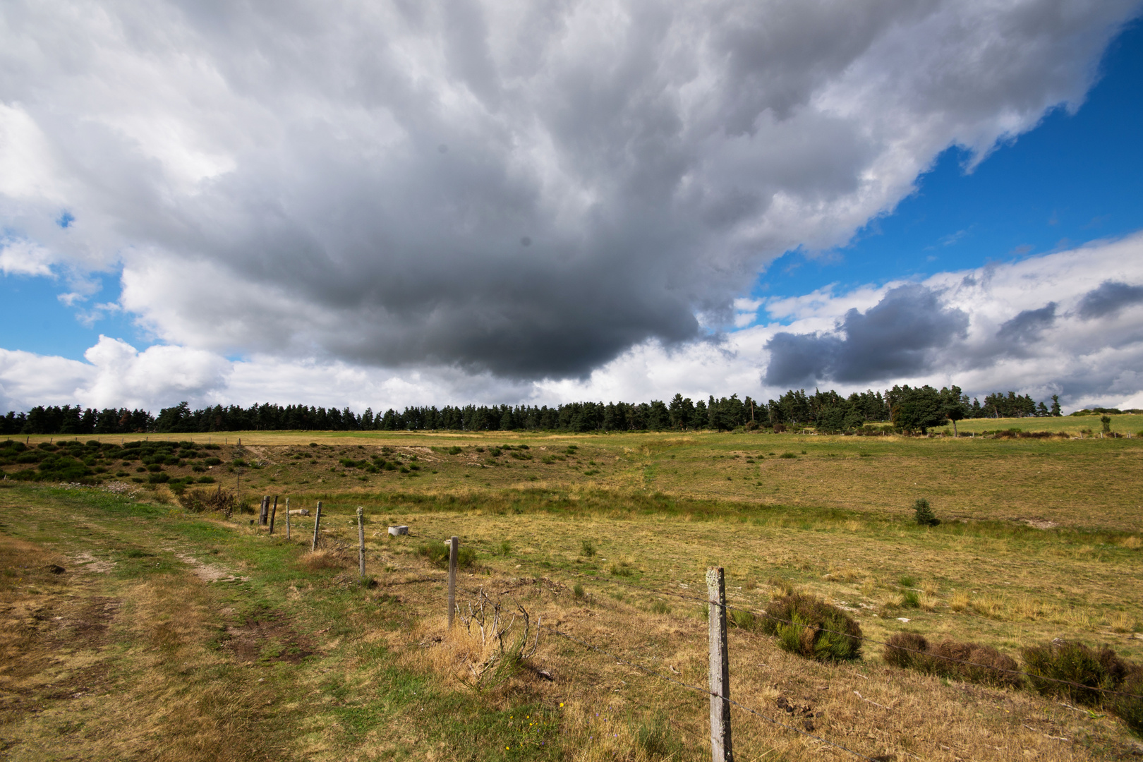 Ciel d'orage sur la Margeride -2