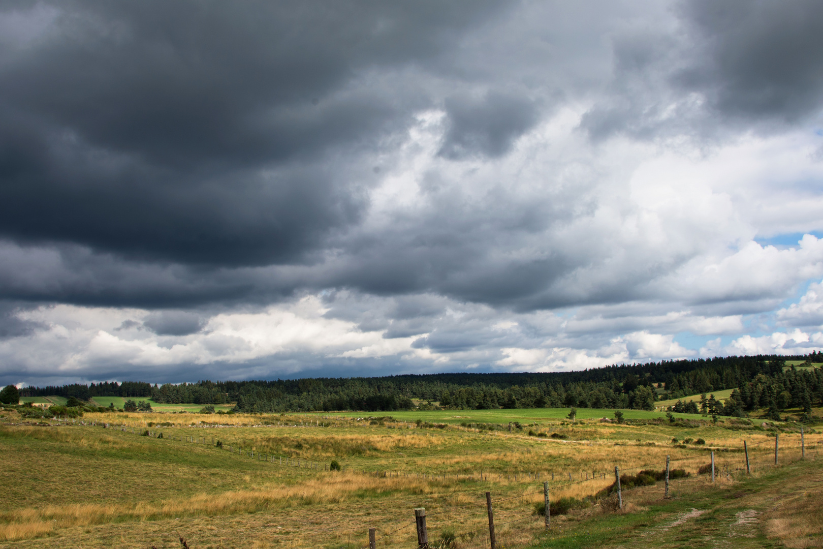 Ciel d'orage sur la Margeride -3