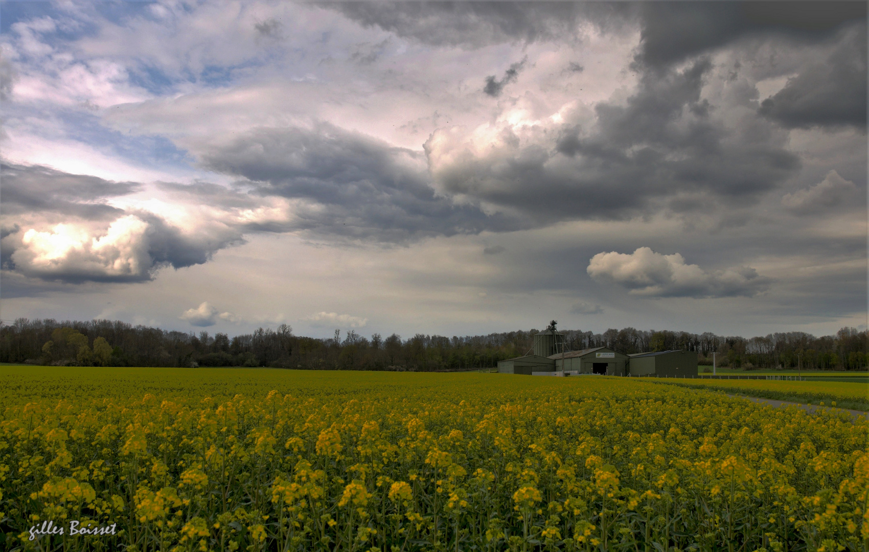 ciel d'orage sur le printemps normand