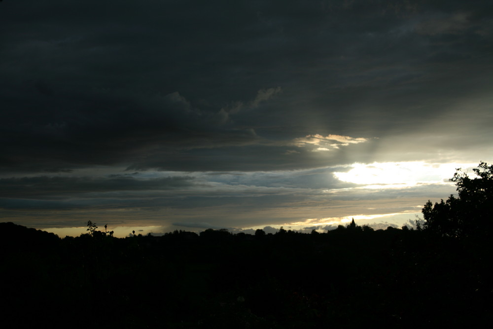 Ciel d'orage transpercé par la lumière