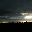 Ciel d'orage transpercé par la lumière