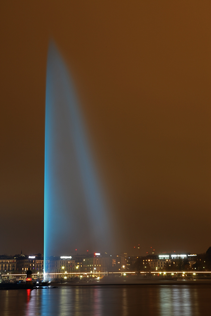 Ciel jaune, jet d'eau bleu