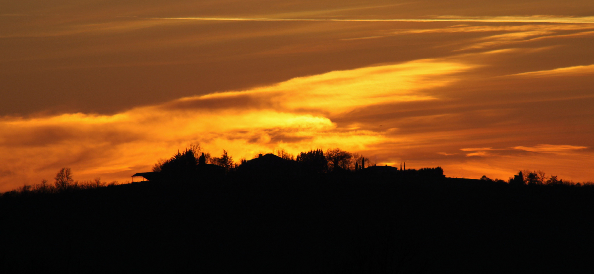 ciel rouge flamboyant d'une journée qui se consumme.