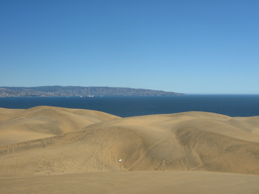 Cielo, ciudad, mar y dunas. 