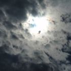 cielo con nubes oscuras a las cinco de la tarde con el sol transpasando un pequeño agujero