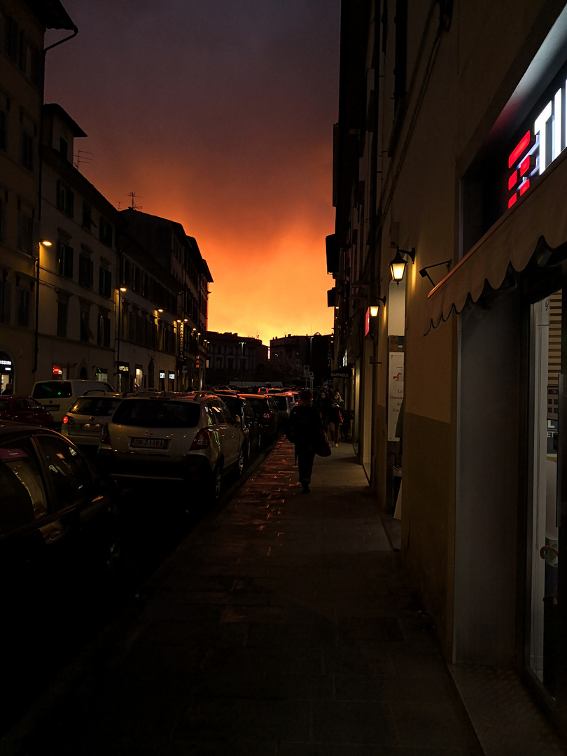 Cielo di fuoco su Firenze