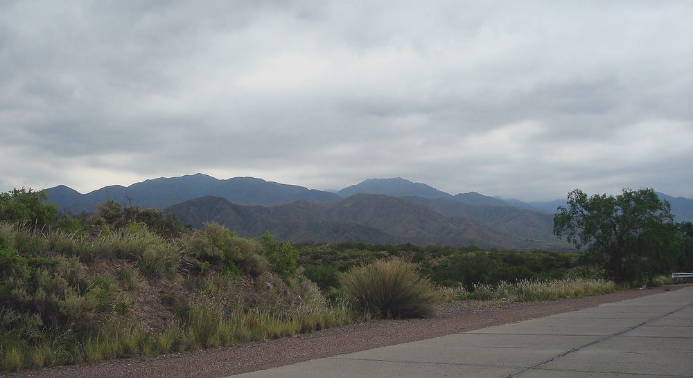 Cielo gris en la Precordillera, Mendoza, Argentina