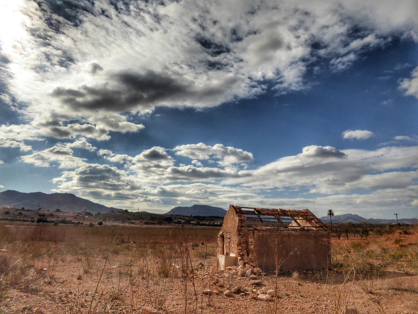 Cielo nuboso, tierra yerma y casa ruinosa