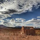 Cielo nuboso, tierra yerma y casa ruinosa