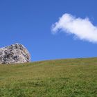 Cielo, prato una roccia e una nuvola