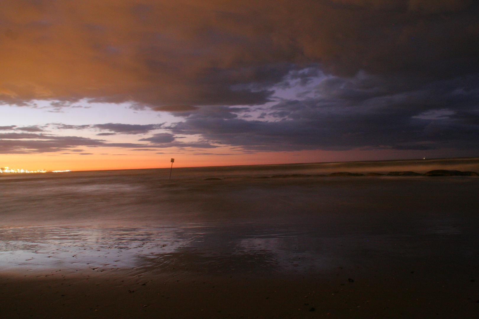 cielo rosso polvere e mare nuvoloso