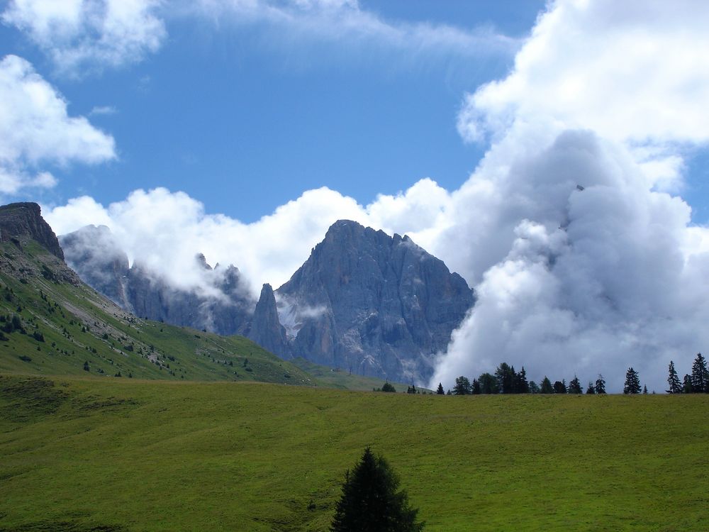 Cima Vezzana: sereno, Cimone: molto nuvoloso