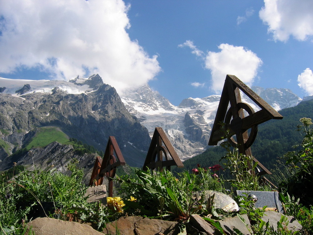 Cimetière de La Meije devant Le Doigt de Dieu