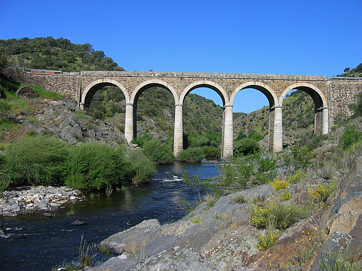 Cinco arcos perfectos sobre el rio salor