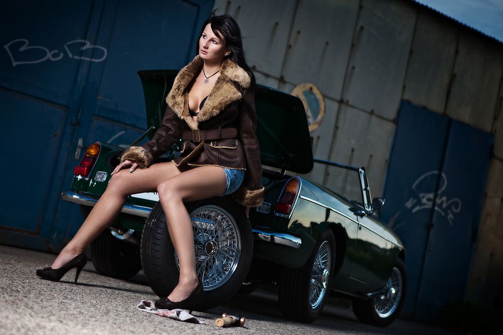 Cindy and 1964er MG Roadster