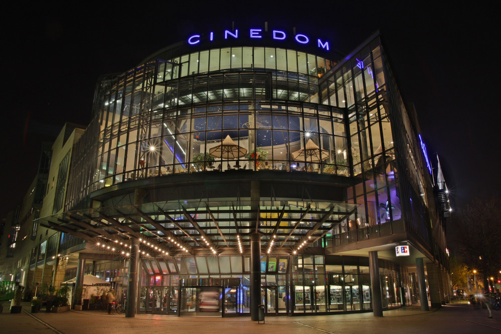 Cinedom bei Nacht