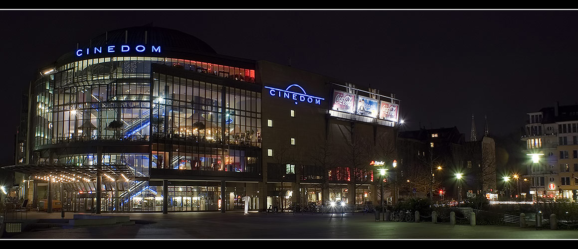 Cinedom bei Nacht