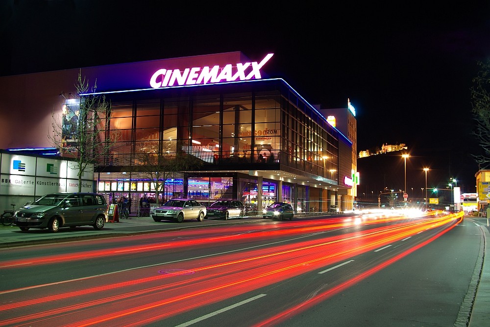 Cinemaxx in Würzburg bei Nacht