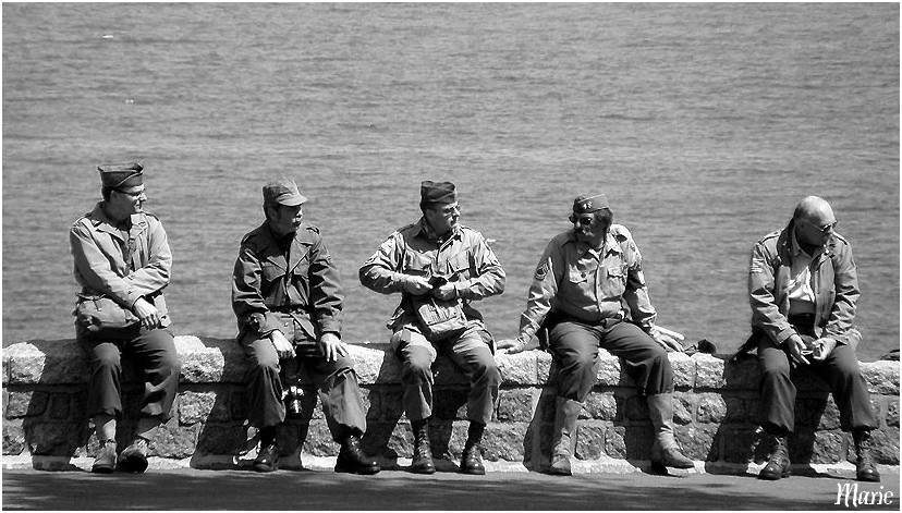 Cinq militaires sur un mur...