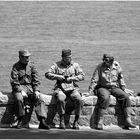 Cinq militaires sur un mur...