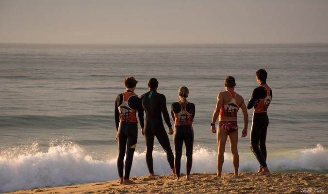 Cinq personnes au bord de l'océan