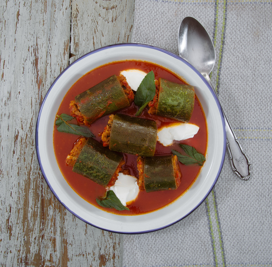 Ciorba mit gefüllten Zucchini und Sauerrahm - Ciorba de dovlecei umpluti