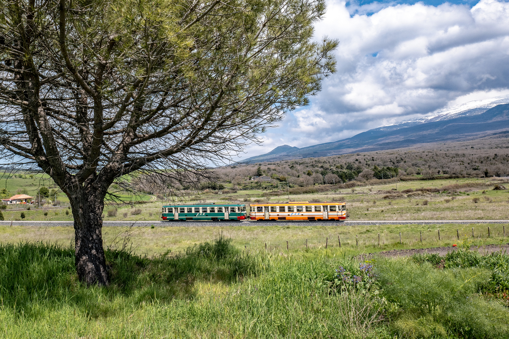 Circumetnea, bei Adrano, zwei Triebwagen der Serie ADe 11-20 von Stanga-TIBB-Fiat